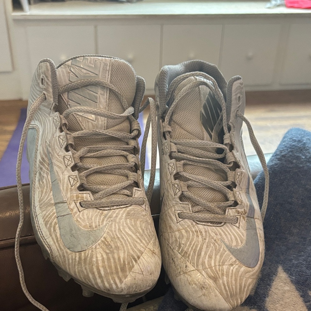 Nike Patterned Gray Athletic Shoes